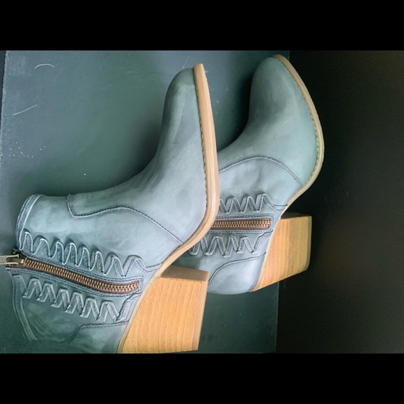 Musse & Cloud New in Box- Size 9 - Picture 2 of 4